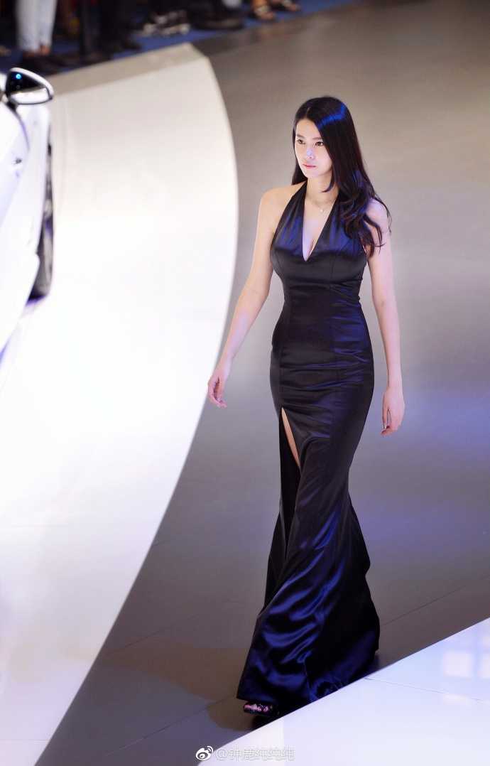 刘晓宇前女友近照曝光,钟鹿纯的多面人生:从最美车模到独立时尚博主 钟鹿纯身着一件简约的白色针织衫,搭配深色下装,随意地坐在台阶上,显得慵懒而惬意,散发着如同邻家大姐姐般的亲切与温柔气息。