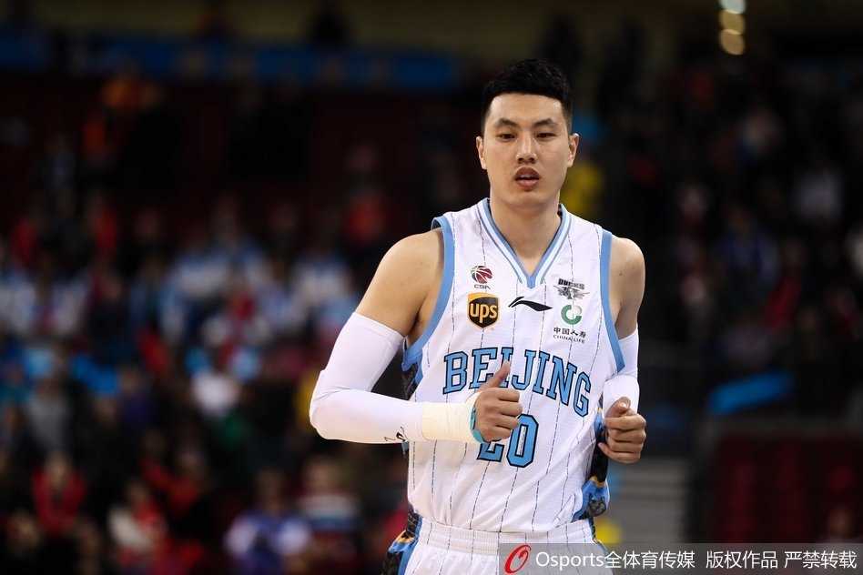 刘晓宇在南京同曦队外援的严密盯防下，从容运球组织进攻，眼神坚定，手腕上的护具见证了他伤愈归来的不易。