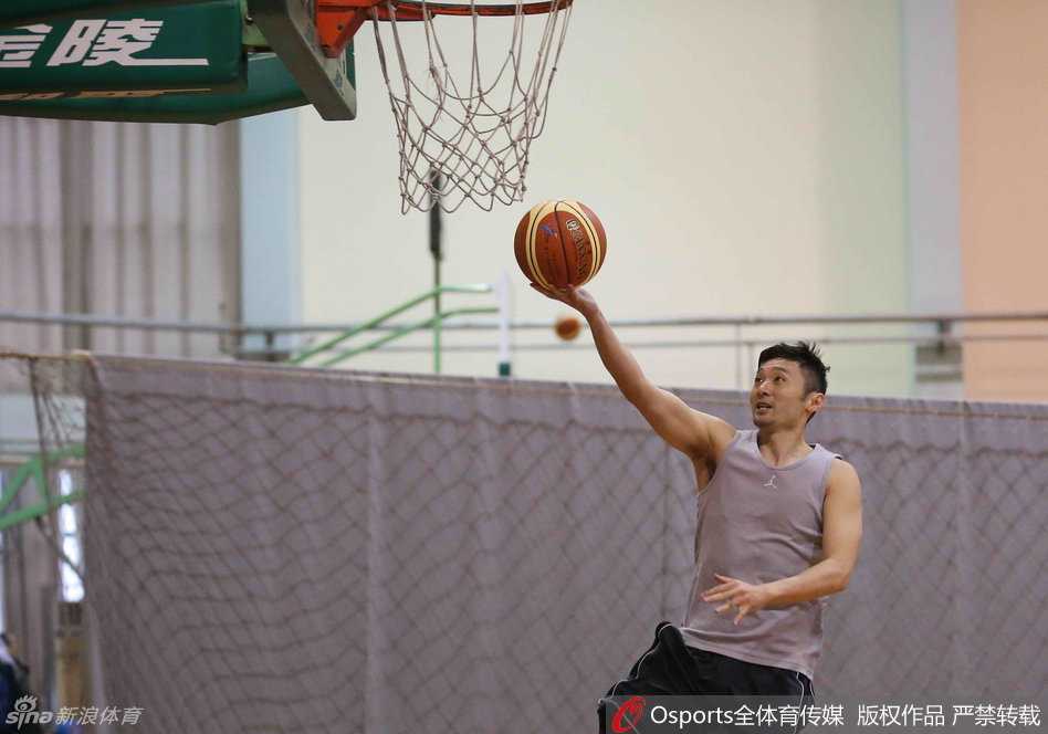 刘炜回归上海全运男篮,从最初起点再启航 刘炜弯腰系紧鞋带,这一简单的动作他重复了二十多年,对篮球的初心始终未变