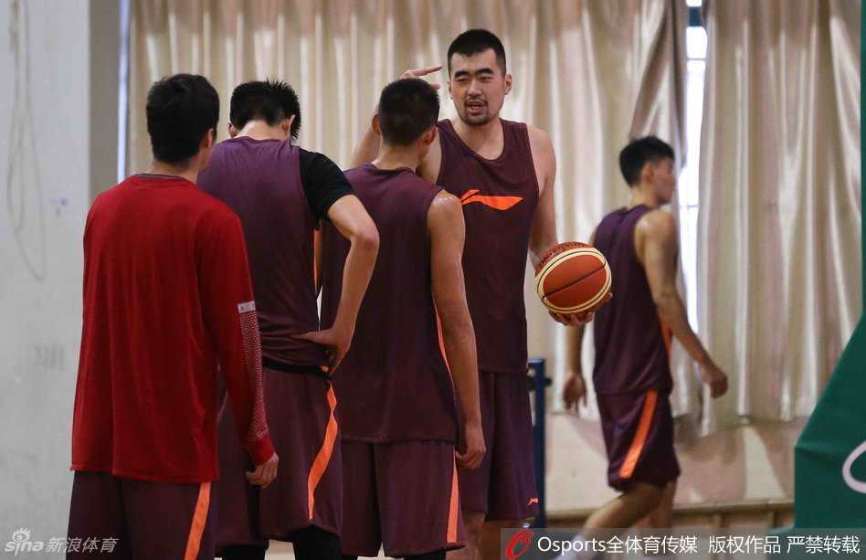 刘炜回归上海全运男篮,从最初起点再启航 训练中的刘炜汗流浃背,咬紧牙关进行拉伸,展现出老将超乎常人的自律与坚持