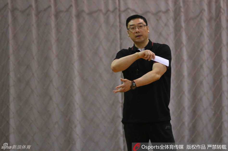 刘炜回归上海全运男篮,从最初起点再启航 在赛场上,刘炜挥手指挥年轻队友跑位,场上场下的沟通尽显队长风范