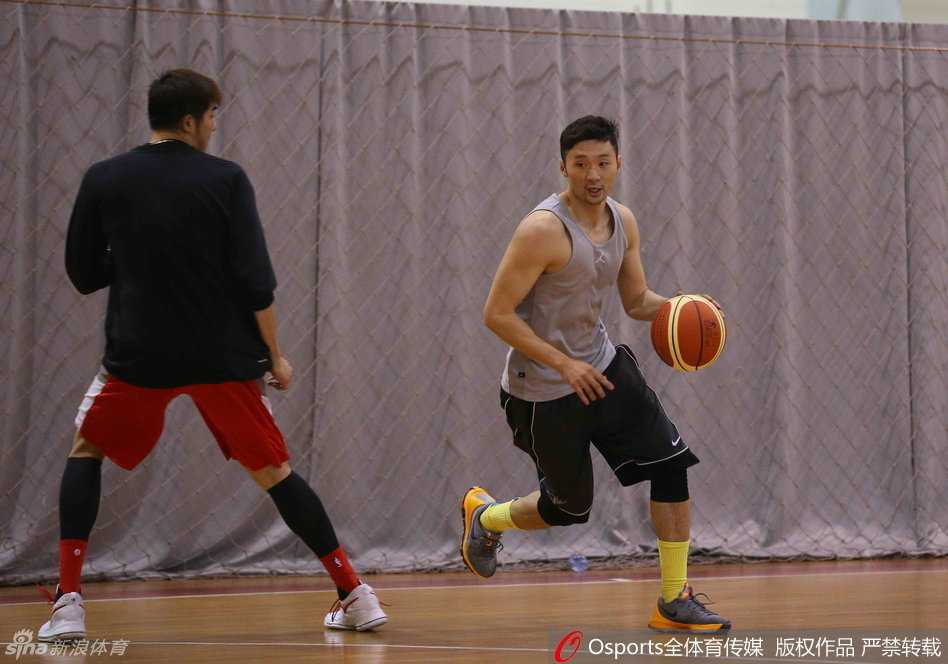 刘炜回归上海全运男篮,从最初起点再启航 全运会赛场上的刘炜全神贯注,防守端张开双臂,为上海队筑起后场屏障