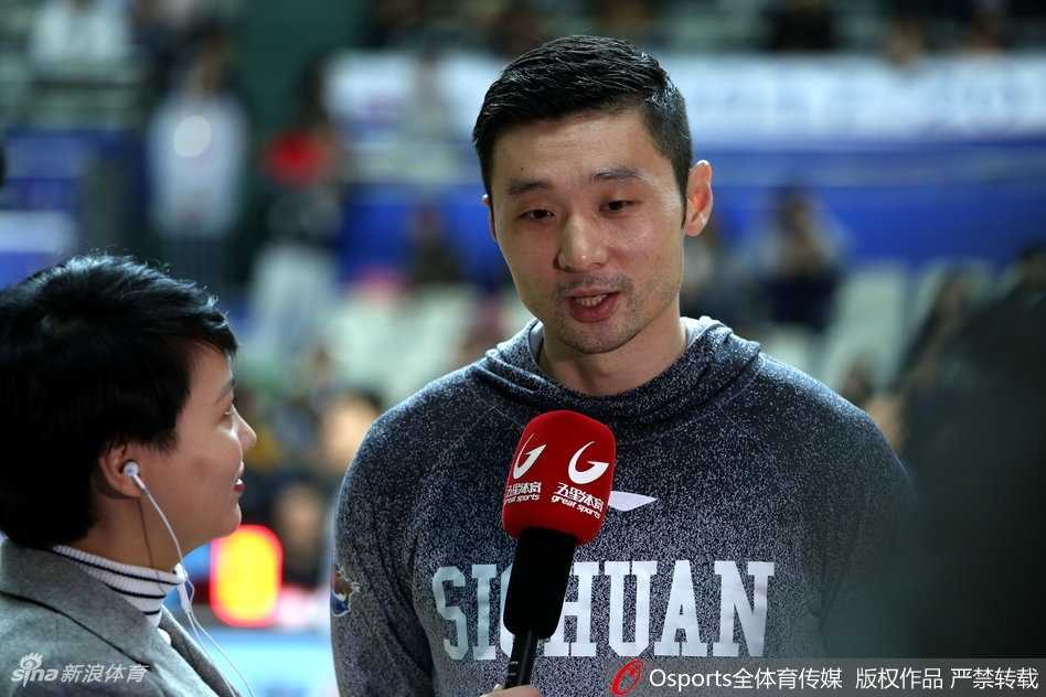 刘炜在场上持球进攻，面对上海队的严密防守，他的突破依旧犀利，仿佛让人看到了当年那个带领大鲨鱼冲锋陷阵的少年。