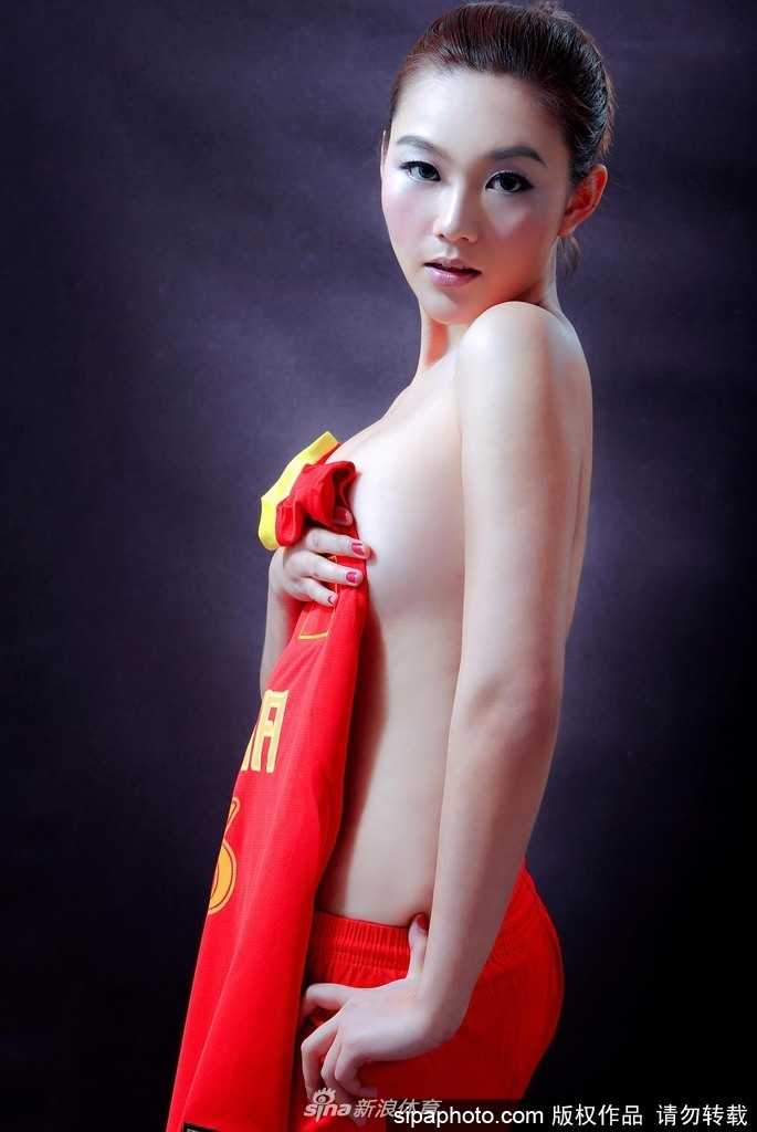 刘闻雯身披篮球网眼装束，古铜色肌肤在阳光下闪着健康光泽，眼神自信而明亮，仿佛即将走上赛场的女战士。