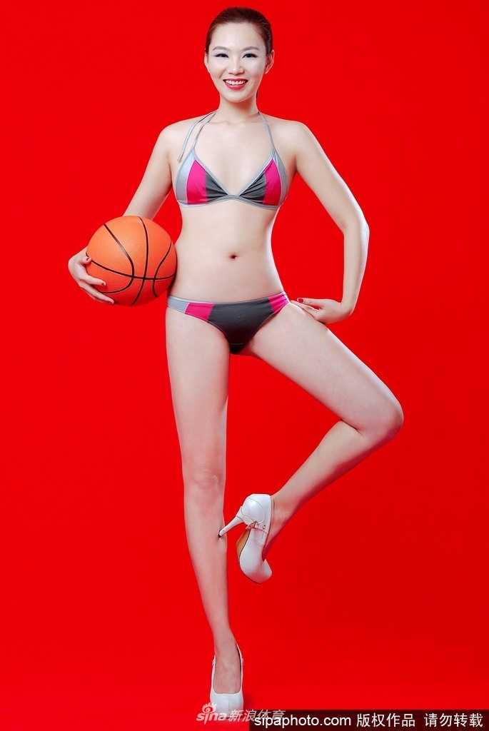 她侧身凝视，紧身比基尼勾勒出优美的身体曲线，背景的虚化更凸显了她专注而迷人的神情。