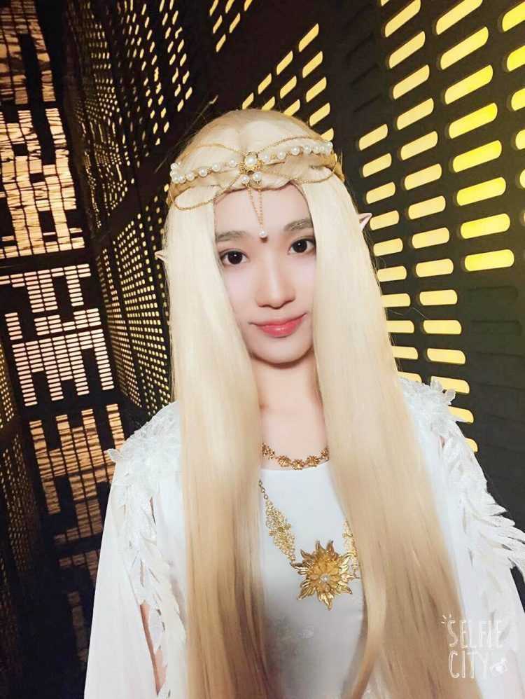 吴方竹身着黑色蕾丝连衣裙，展现出优雅迷人的另一面，彰显成熟女神风范