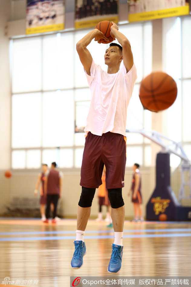 广东队全体队员进行拉伸热身，大家步调一致，团结的氛围预示着这支王者之师已经做好了决战准备。