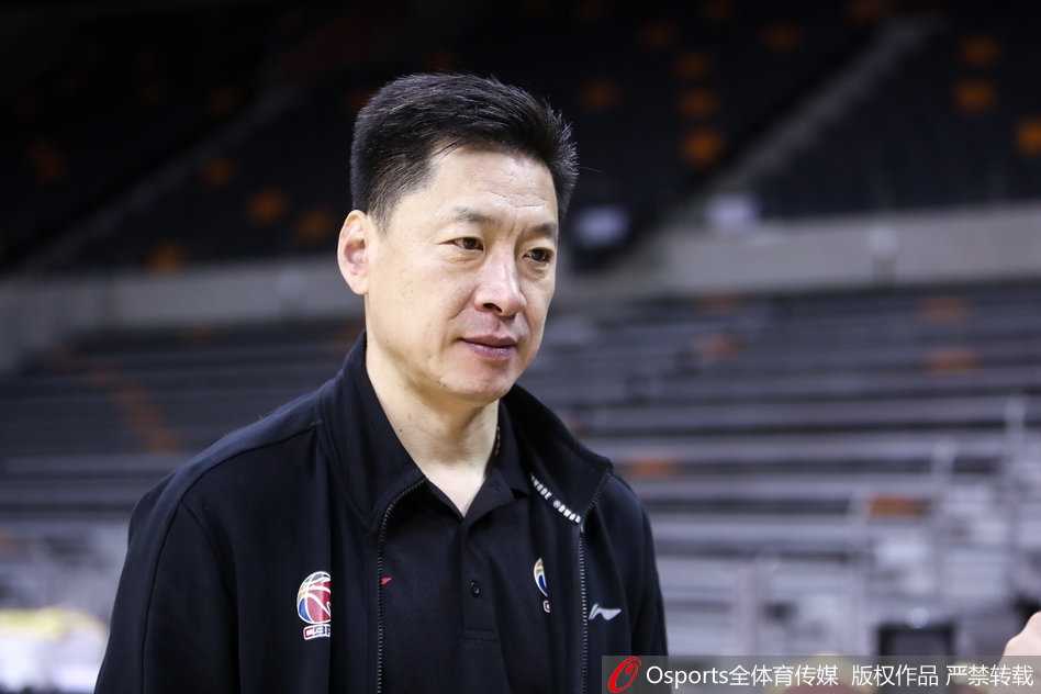 训练场上，福特森如灵猫般穿梭，用一次精准的击地传球撕开防线，而他的队友早已心领神会，空切跑位只待一击致命。