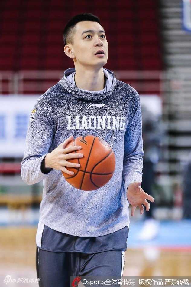 功夫熊猫的灵动一面:韩德君赛前“跨栏”捡球趣事 韩德君轻松跨越障碍后,脸上带着一丝笑意,眼神专注地盯着前方的篮球,身后的队友们则被他这突如其来的灵活身手逗得前仰后合。