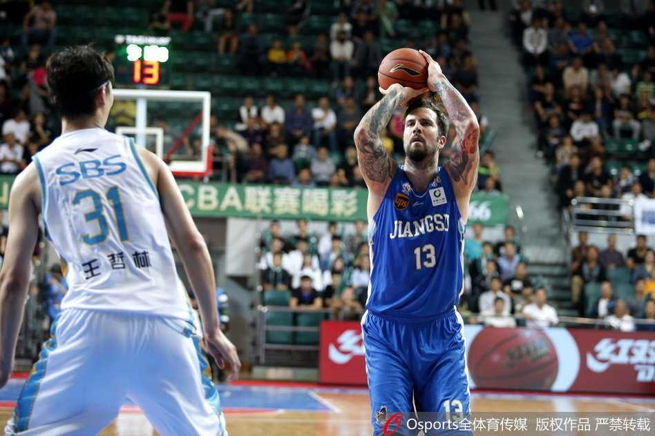 江苏外援马尚·布鲁克斯面对防守人，干拔而起，手腕轻压，篮球划出一道彩虹，在第四节最后时刻命中关键三分，将球队从悬崖边拉回