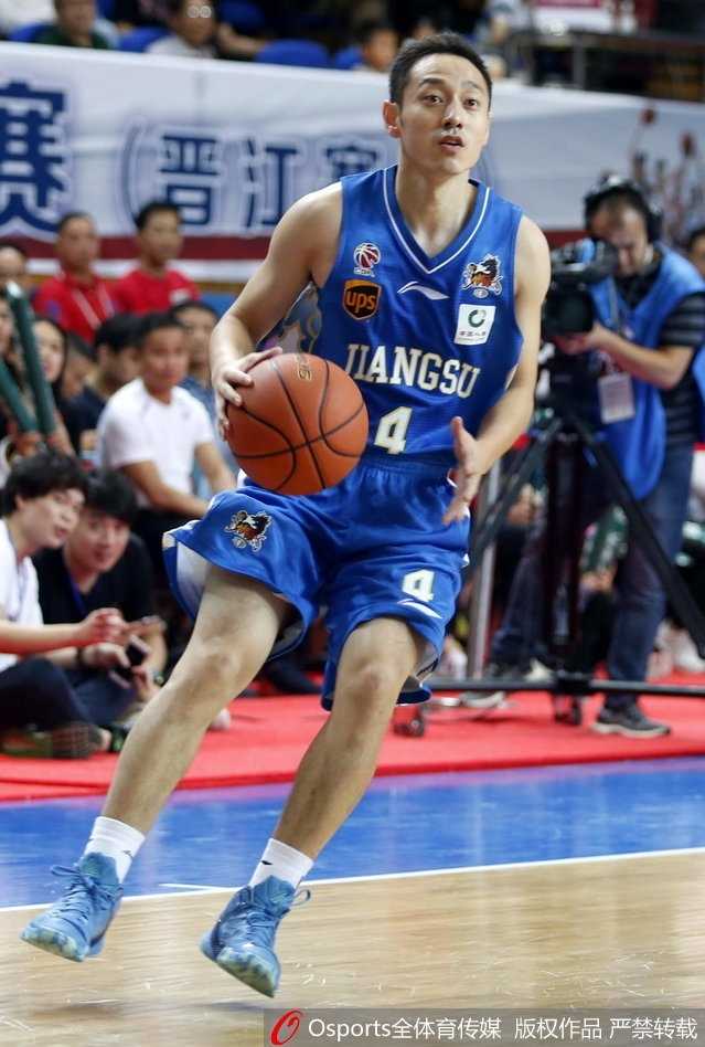 比赛结束的哨声吹响，江苏肯帝亚球员们围成一圈，激情庆祝这场来之不易的加时胜利，而背景是福建球员落寞离场的身影