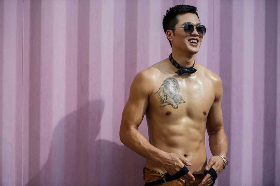 孟铎赤裸上身展示训练成果，胸肌与腹肌线条如同刀刻一般清晰，彰显着顶级运动员的身体美学。