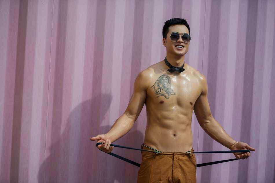 汗水浸透后背，孟铎的背部肌肉线条在灯光下显得格外性感，每一块肌肉都在诉说着训练场上的不懈努力。