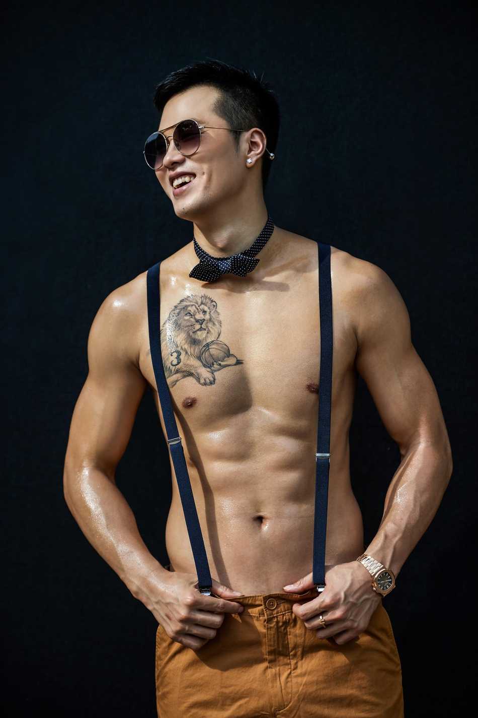 孟铎在力量区进行上肢训练，手臂青筋暴起，肱二头肌充血后展现出惊人的维度，硬汉气息扑面而来。