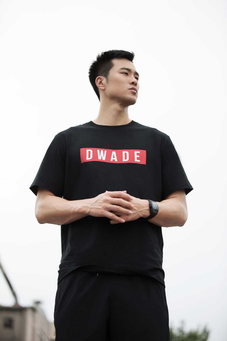 孟铎在健身房挥汗如雨，专注的神情和紧绷的肌肉线条，完美诠释了什么是专注与力量。