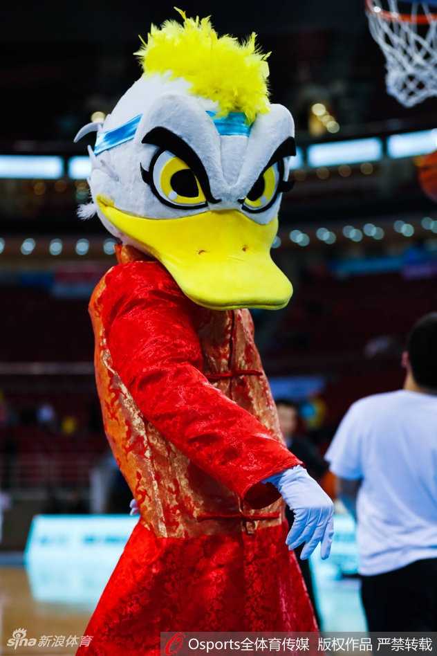北京篮球圣地春节红 霹雳鸭盛装助力首钢挺进季后赛 身穿大红色传统马褂的霹雳鸭站在球场中央,双手抱拳,用中国传统的拜年姿势向全场球迷作揖,憨态可掬的模样引得看台上无数手机闪光灯亮起。