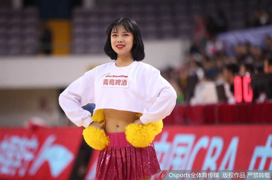 北京篮球宝贝赛场热舞惊艳时光,助力北控爆冷掀翻广东宏远 北京篮球宝贝们身姿挺拔,在赛场中央随着韵律舒展身姿,妩媚的眼神和整齐划一的动作瞬间点燃了奥体中心的激情。