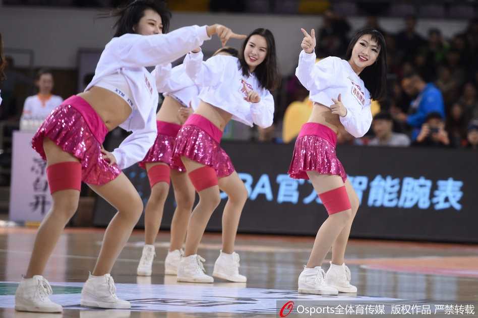 北京篮球宝贝赛场热舞惊艳时光,助力北控爆冷掀翻广东宏远 北京北控队的篮球宝贝们正在忘情热舞,她们整齐划一的舞步和极具张力的动作,将现场气氛推向了一个新的高潮。