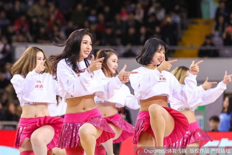 北京篮球宝贝赛场热舞惊艳时光,助力北控爆冷掀翻广东宏远 镜头捕捉到篮球宝贝们灵动的一瞬,她们高扎马尾,随着强劲的鼓点甩动秀发,青春活力在聚光灯下肆意挥洒。