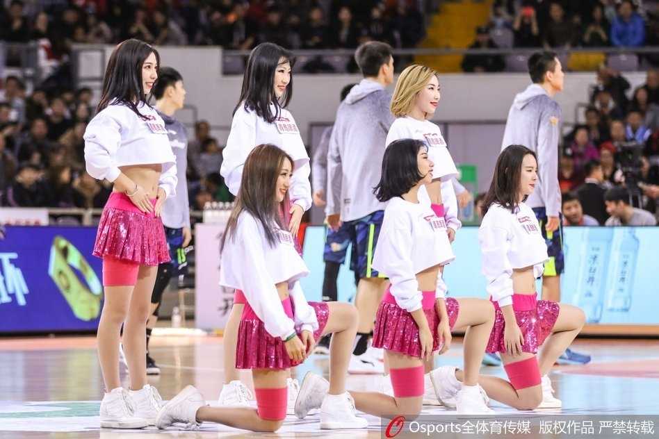 北京篮球宝贝赛场热舞惊艳时光,助力北控爆冷掀翻广东宏远 灯光聚焦在活力四射的篮球宝贝身上,她们摆出酷炫的ending pose,自信的笑容和姣好的面容成为了赛场最吸睛的焦点。