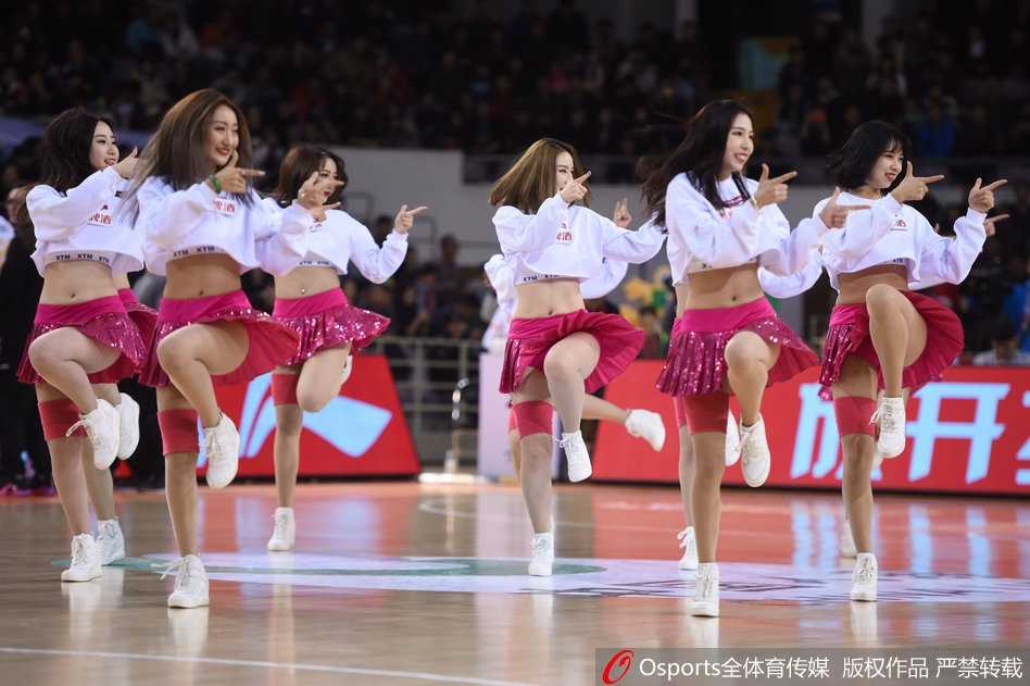 北京篮球宝贝赛场热舞惊艳时光,助力北控爆冷掀翻广东宏远 篮球宝贝们深情演绎一支柔美舞蹈,她们眼含星光,面带微笑,将女性特有的妩媚与力量完美融合在聚光灯下。