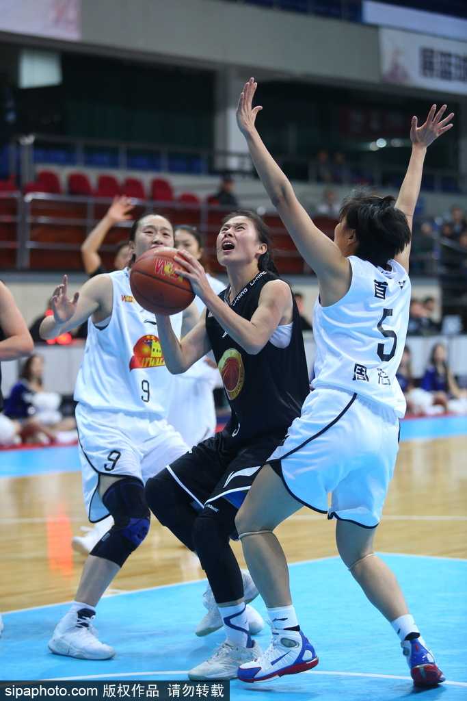 北京首钢女篮主场三十五分大胜山东 卫冕冠军渐入佳境展现实力 北京女篮外援福尔斯在山东队内线多人包夹之下依然强硬起跳,单手托球准备完成一次势在必得的进攻,展现了其在内线的绝对统治力