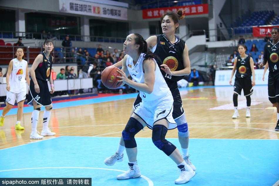 北京首钢女篮主场三十五分大胜山东 卫冕冠军渐入佳境展现实力 山东女篮队员在严密防守下强行突破上篮,北京队两名球员高高跃起进行干扰,比赛对抗激烈,瞬间火花四溅
