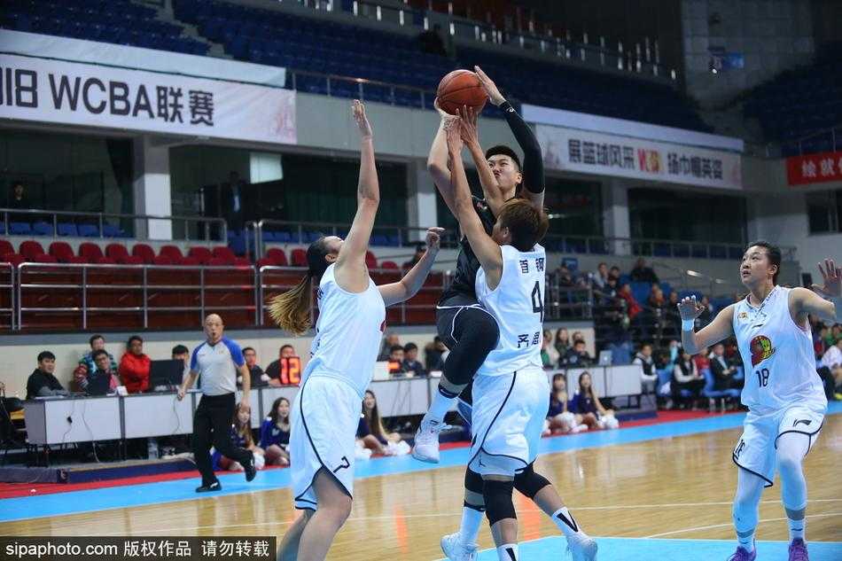 北京首钢女篮主场三十五分大胜山东 卫冕冠军渐入佳境展现实力 北京队邵婷在快攻中面对山东队一名防守球员,她神情专注,运球急速推进,准备用一次灵活的变向过掉对手直杀篮下