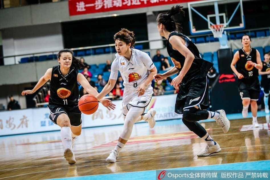 北京首钢女篮主场三十五分大胜山东 卫冕冠军渐入佳境展现实力 北京女篮队员们在场上围成一圈,互相鼓劲加油,她们的脸上写满了自信和坚毅,团队凝聚力在这一刻展露无遗