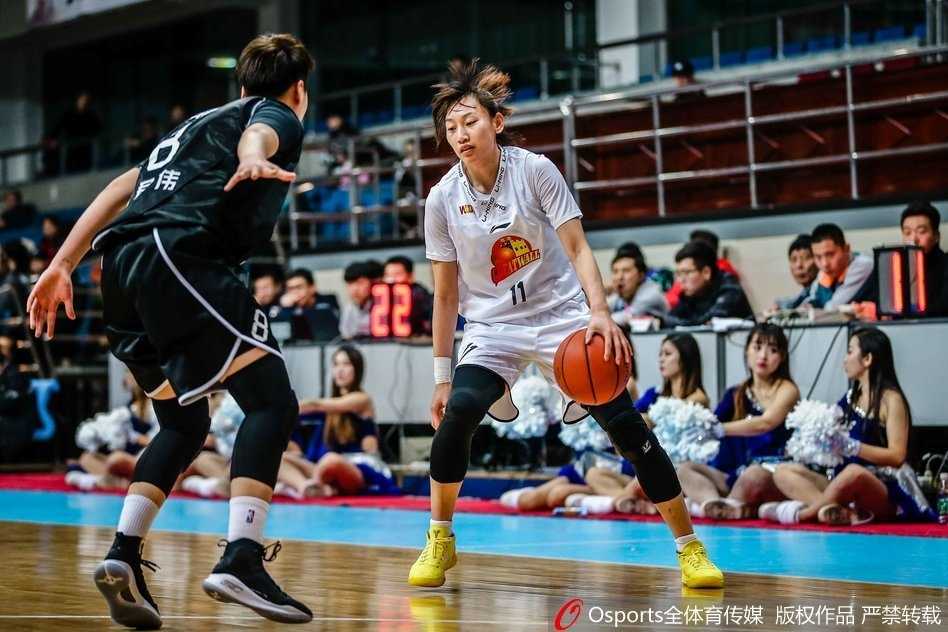 北京首钢女篮主场三十五分大胜山东 卫冕冠军渐入佳境展现实力 北京队主教练张云松在场边神情严峻地大声指挥着球员跑位,双手比划着战术手势,他的身后是坐满观众的看台,气氛热烈