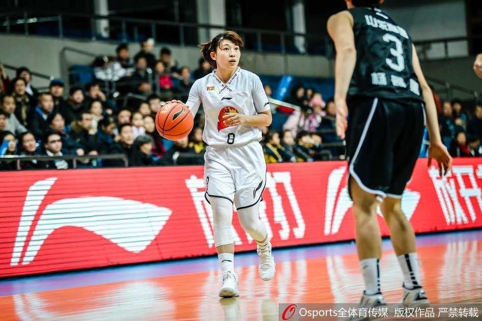 北京首钢女篮主场三十五分大胜山东 卫冕冠军渐入佳境展现实力 比赛结束后,北京首钢女篮的全体队员在场地中央聚拢,共同庆祝这场酣畅淋漓的大胜,每个人的脸上都洋溢着胜利的喜悦