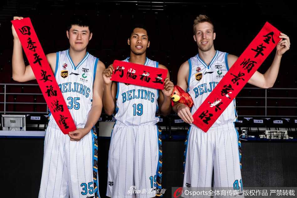 北京首钢新春献瑞 光影之间书写篮球豪情 汉密尔顿和杰克逊两位外援也入乡随俗,笨拙却认真地学着用中文说吉祥话,脸上挂满了好奇与欣喜,完全融入了中国春节的喜庆海洋中。