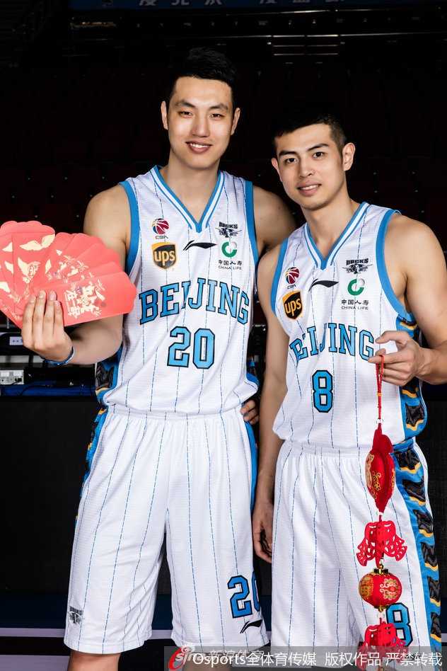 北京首钢新春献瑞 光影之间书写篮球豪情 塔瑞克·加尼尤(丘天)独自面对镜头,年轻的脸上写满了对未来的憧憬,他手持福字,高大的身材在竖版的构图里显得格外挺拔,象征着首钢未来的希望。