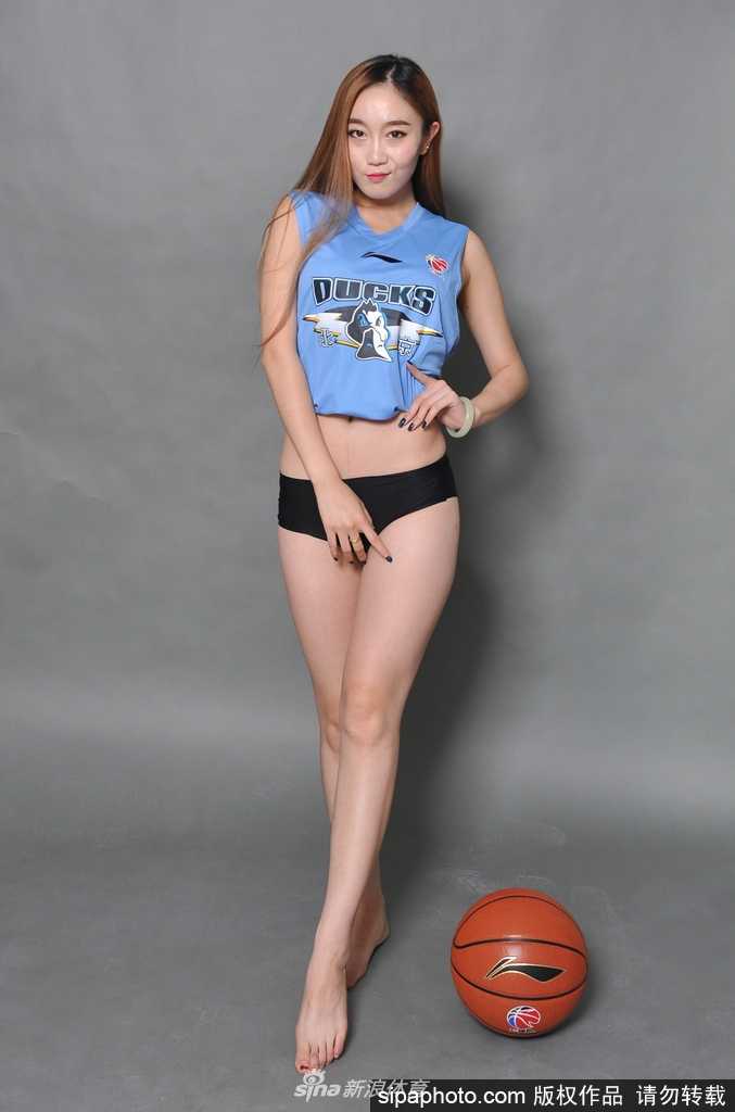 北京首钢篮球宝贝深秋写真 青春热力助阵新赛季 秋日暖阳下,篮球宝贝回眸一笑,秀发随风轻舞,青春气息扑面而来