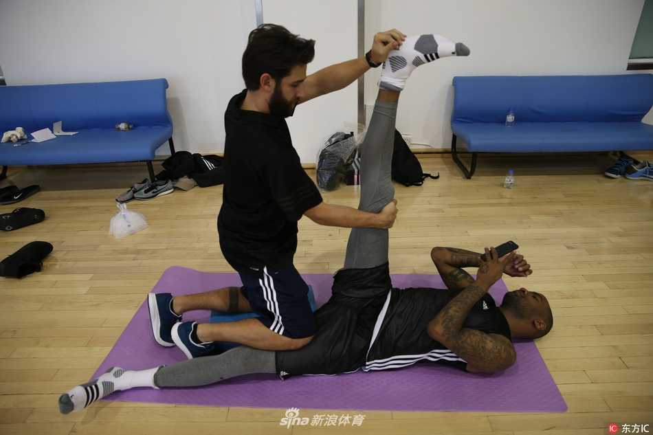 方硕持球面对防守，眼神犀利，在刘晓宇加盟后，北京队的后卫线竞争与协作将更加精彩。