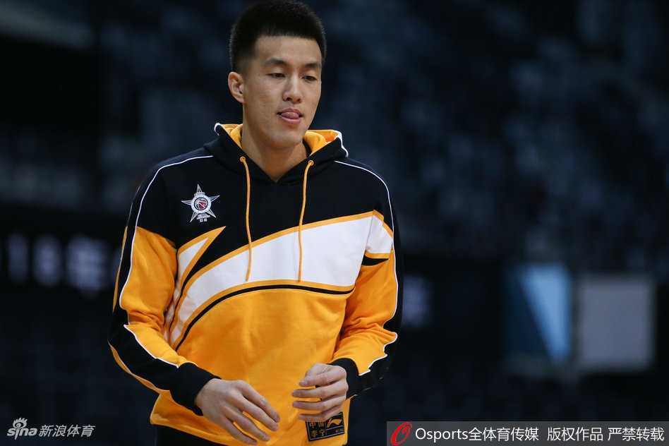 只见郭艾伦在队友的严密防守下，用一个不可思议的背后运球加转身，像一条泥鳅一样滑溜溜地钻入了篮下，只留下防守人一脸懵圈地站在原地。