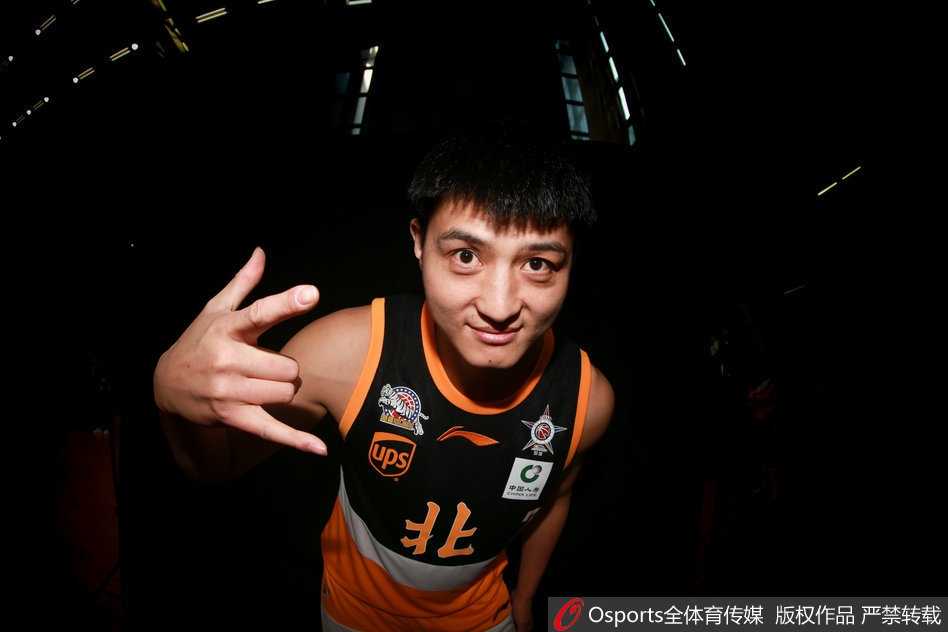 丁彦雨航与翟晓川两位锋线悍将身着潮流便装，表情冷峻中带着一丝戏谑，彰显出北区锋线的豪华与霸气。