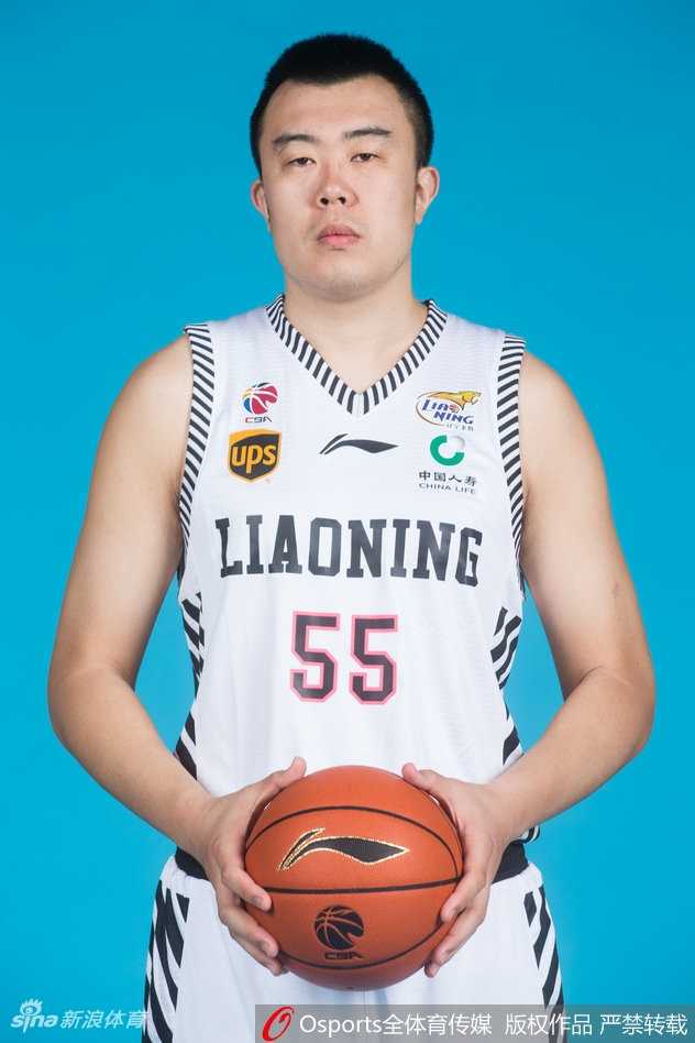 身披北区红色战袍的郭艾伦，眼神如炬，运球穿越人群，仿佛一道闪电划破赛场的寂静。