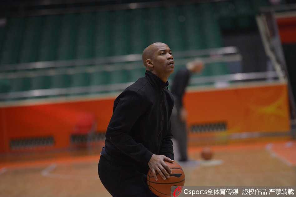 训练结束后，队医仔细检查兰多夫的鼻部伤势，确保他不会因这次小意外而影响到今晚的关键战役。