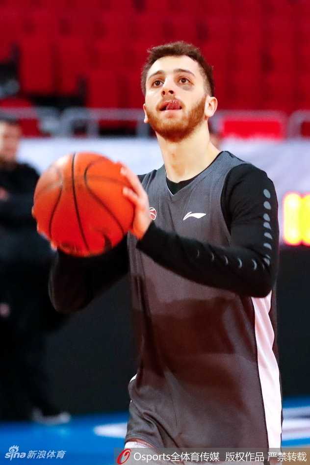 阿拉基身穿北控训练服在场上持球观察,眼神犀利,准备发动进攻