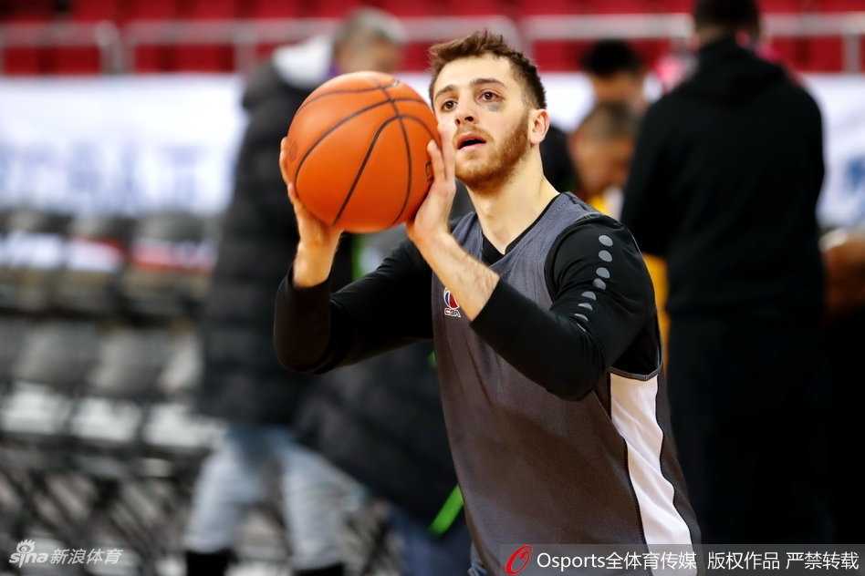 训练场上阿拉基完成一次漂亮的抢断,随后快速运球推进,准备发动反击