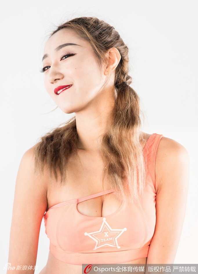 XTM啦啦队宝贝身着靓丽表演服，手持花球，眼神专注充满自信。