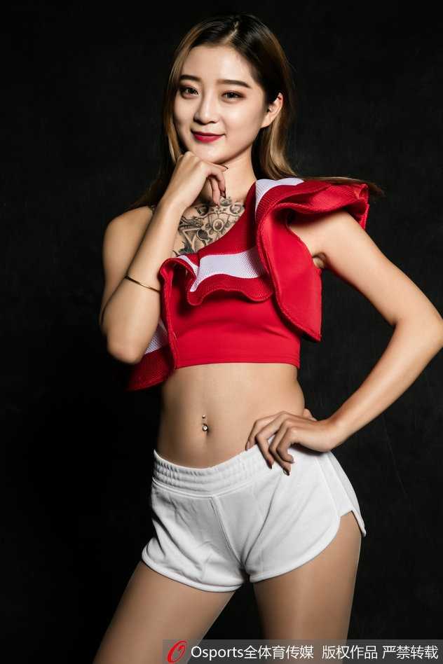 双人合照，两位篮球宝贝并肩而坐，面对镜头露出灿烂笑容，展现出姐妹般的深厚情谊与青春活力