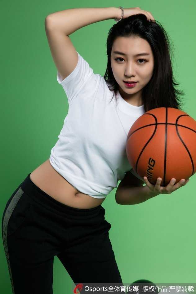 一手轻撩秀发，一手自然垂落，这位宝贝眼神中带着一丝狡黠的挑逗，嘴角微微上扬，自信的神采在飞扬的发丝间肆意流淌，展现出新时代女性的飒爽与妩媚。