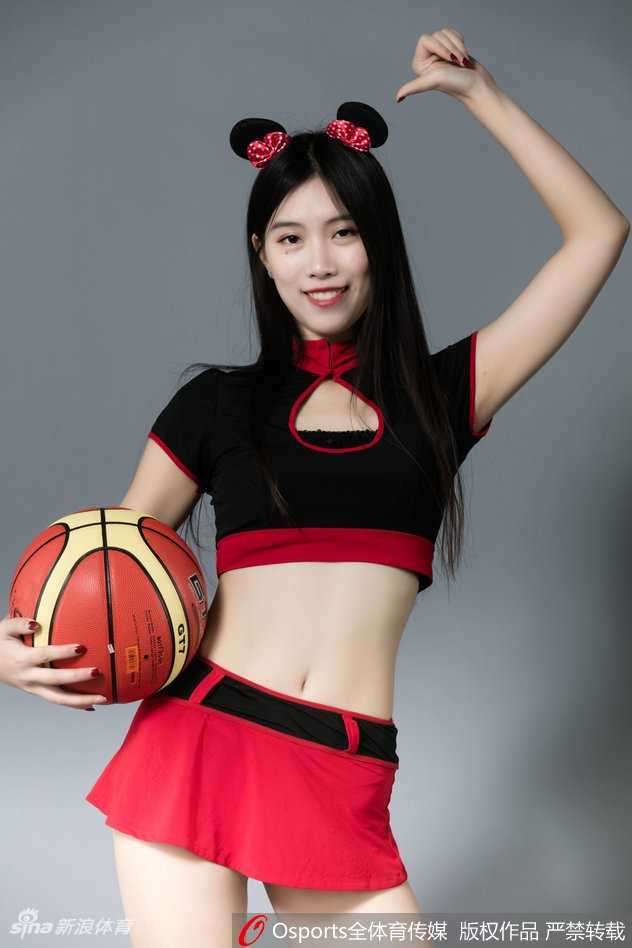 北控篮球宝贝米奇装扮萌翻赛场 青春热舞点燃冬日激情 两名篮球宝贝面对面斗舞,米奇耳朵上的亮片在灯光下熠熠生辉,她们舒展的手臂线条展现出力与美的结合