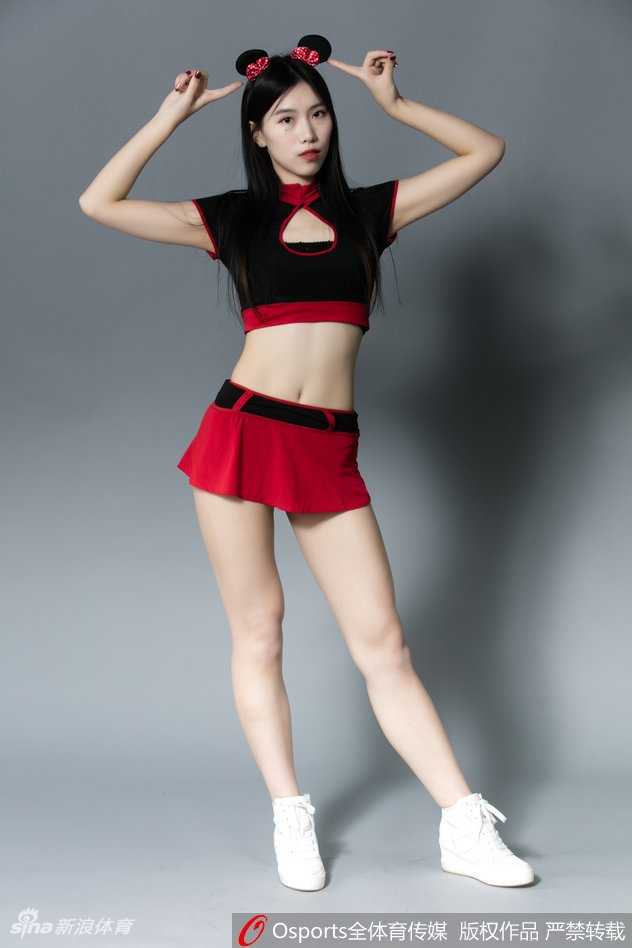 北控篮球宝贝米奇装扮萌翻赛场 青春热舞点燃冬日激情 篮球宝贝挥动彩色花球,米奇耳朵随着动感舞步轻轻晃动,脸上洋溢灿烂笑容,仿佛从迪士尼动画中走出的活力精灵