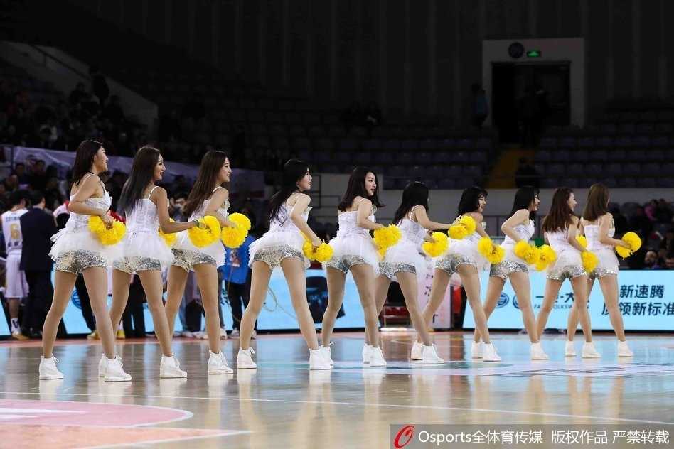北控篮球宝贝:寒冬里的热舞,赛场边最靓丽的风景线 北控篮球宝贝们身穿着红白相间的活力装束,在赛场中央整齐列队,她们高抬手臂,脸上洋溢着灿烂的笑容,仿佛冬日里的暖阳一般耀眼夺目。