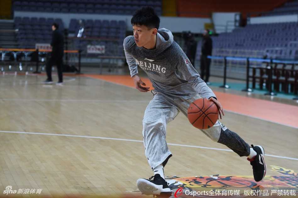 训练进入尾声，马布里双手扶膝稍作喘息，目光依旧坚定，那份对胜利的执着与渴望，在冬日的暖阳中显得格外动人。