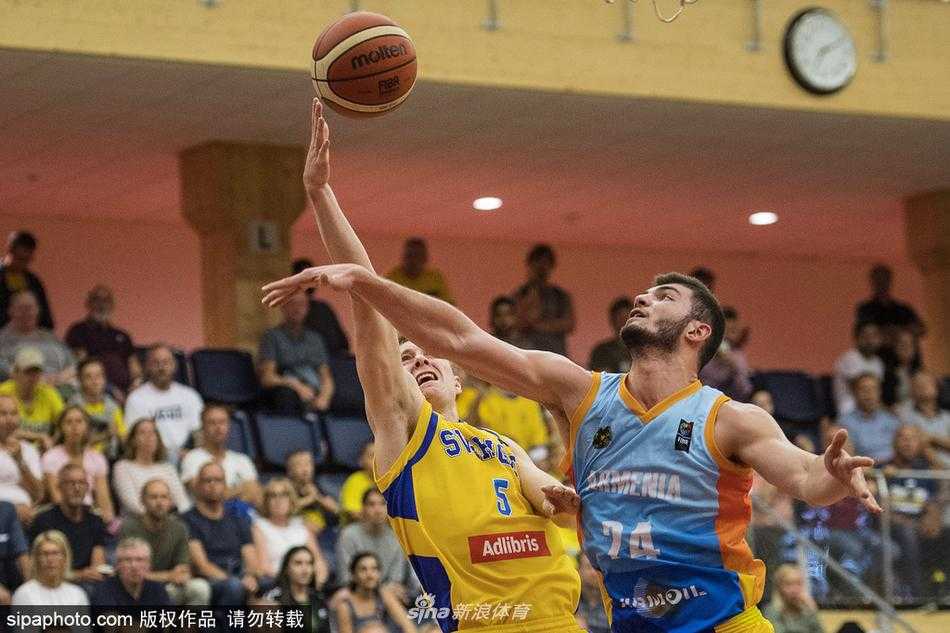 瑞典队替补席在球队掀起进攻高潮时全员起立，挥舞着白色毛巾，场边教练组也激动地鼓掌，整个替补席化身欢乐的海洋。