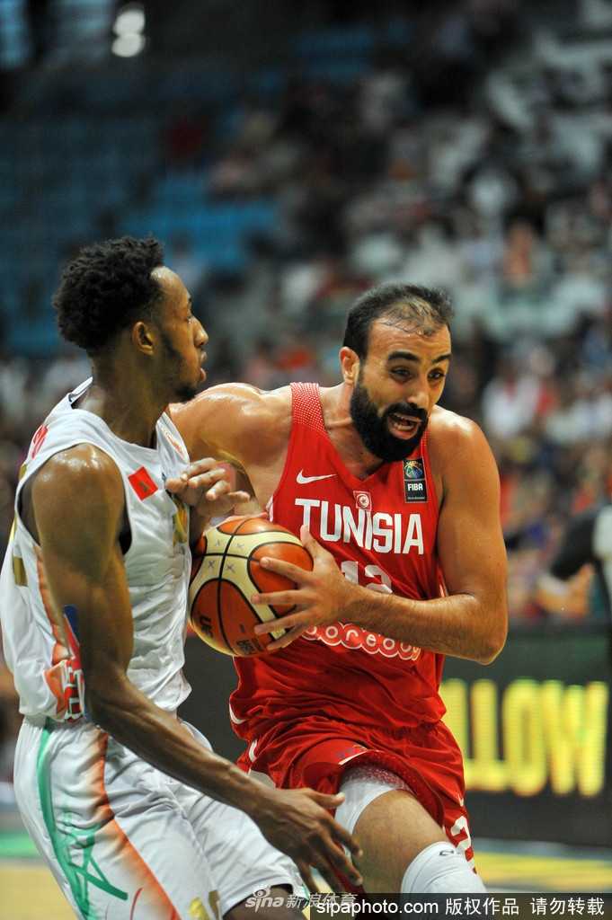 北非德比燃爆拉德斯,突尼斯力克摩洛哥挺进非洲杯决赛 摩洛哥球员赛后神情落寞地站在场边,汗水浸湿了球衣,眼神中充满了不甘与失落